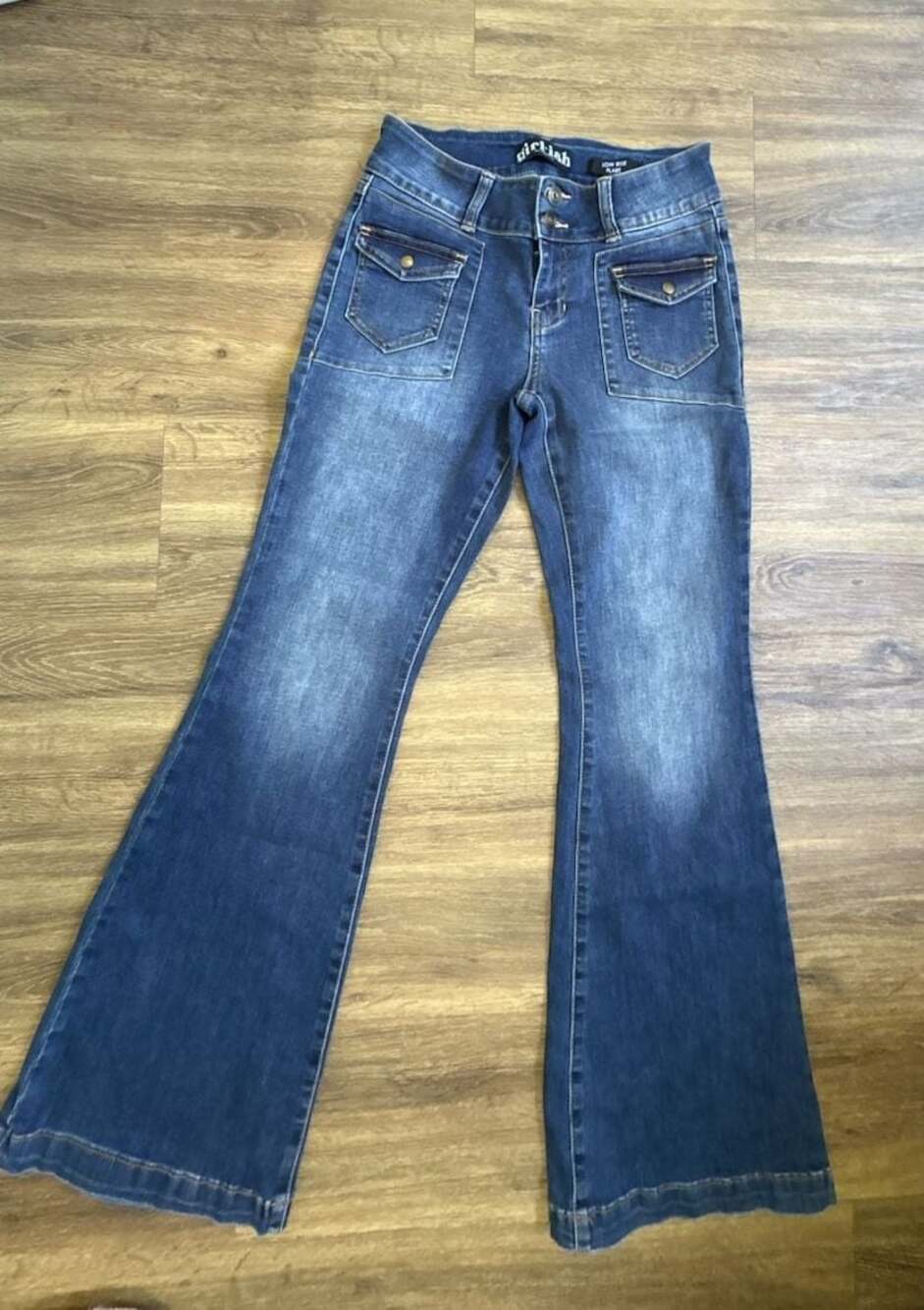 Girlish Los Angeles Low Rise Flare Jeans with Front Pocket Details, Size 7/28